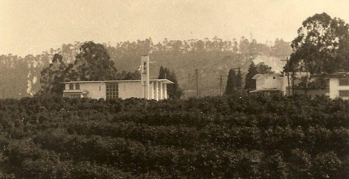 Capela de Santa Clara de Assis, em frente a um cafezal próximo à Pedreira Morro Grande — Autoria e data desconhecidas.